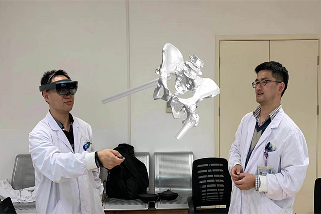 中山醫(yī)院骨科手術HoloLens混合現(xiàn)實輔助定位